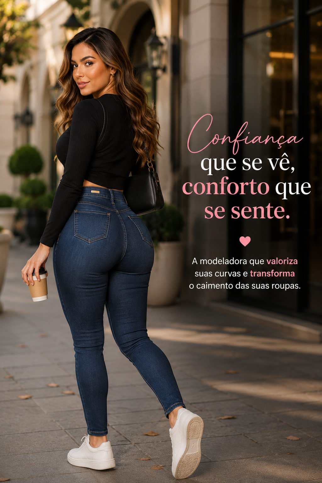 Mulher caminhando com jeans justo valorizando a silhueta com a Calcinha Empina Bumbum